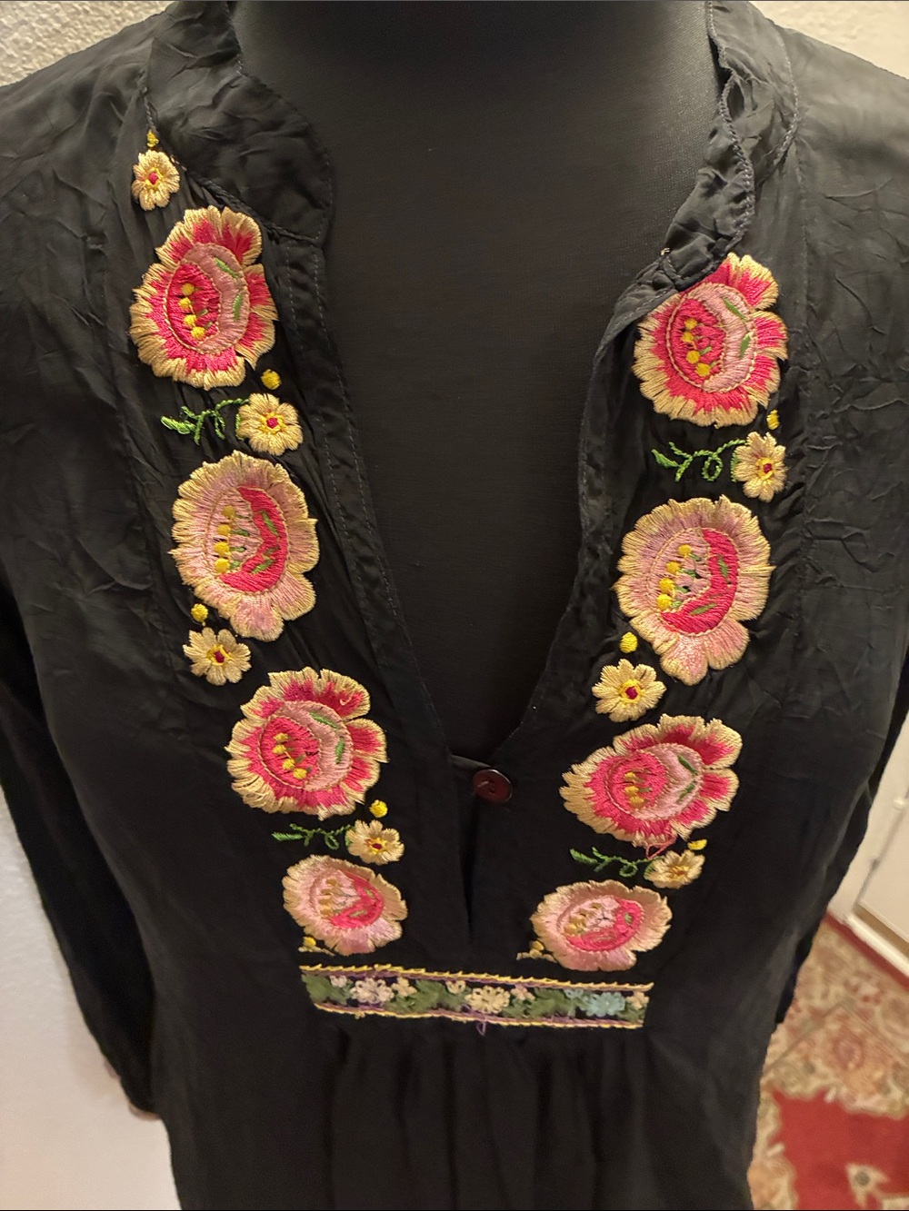 Johnny Was Black Rayon Embroidered Floral Logo Blouse Size Medium - Picture 9 of 11